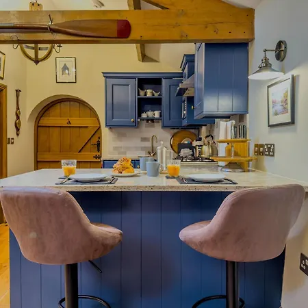 Duke Of Portland Boathouse On The Shore Of Ullswater Ideal For A Romantic Break Semesterbostad Pooley Bridge