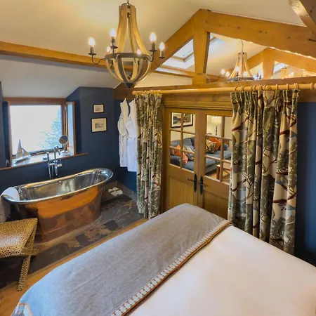 Duke Of Portland Boathouse On The Shore Of Ullswater Ideal For A Romantic Break Pooley Bridge