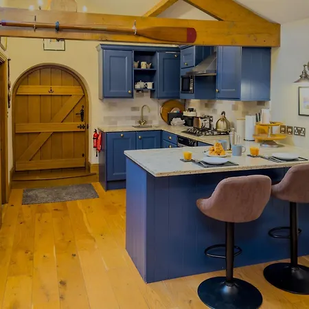 Duke Of Portland Boathouse On The Shore Of Ullswater Ideal For A Romantic Break *