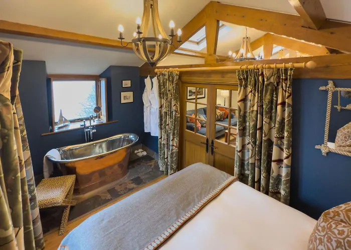 Duke Of Portland Boathouse On The Shore Of Ullswater Ideal For A Romantic Break 풀리 브리지